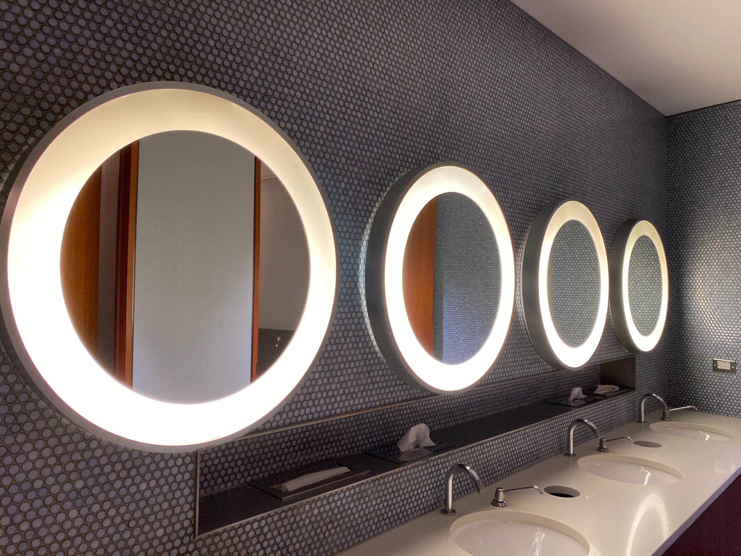 Éviers et miroirs de toilettes