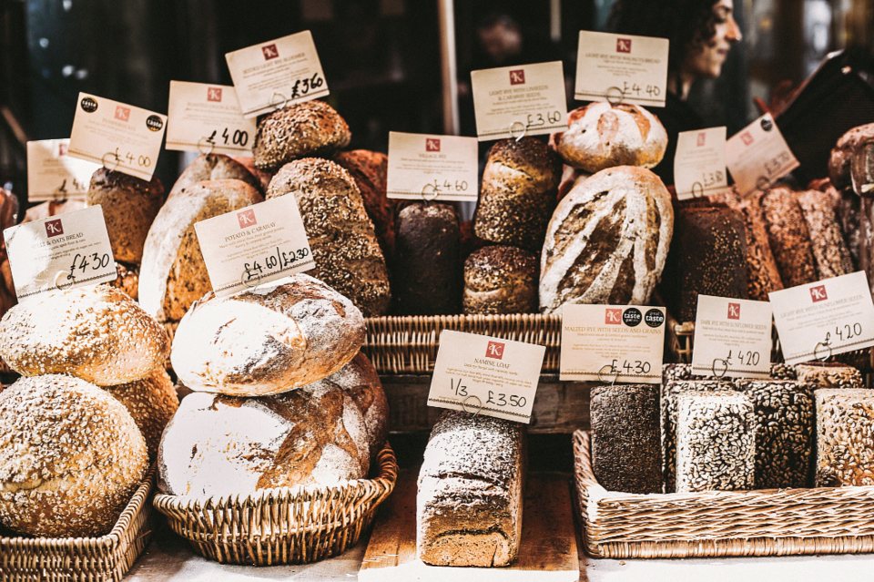 Étal de pains artisanaux étiquetés dans une boulangerie