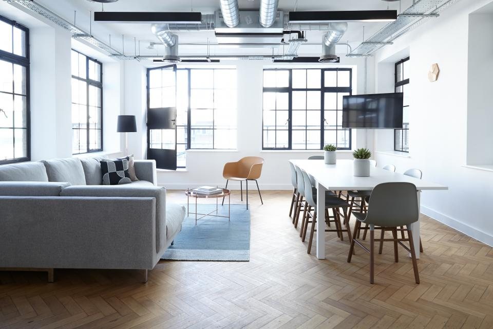 Plateau de bureaux lumineux avec espace de travail et salon