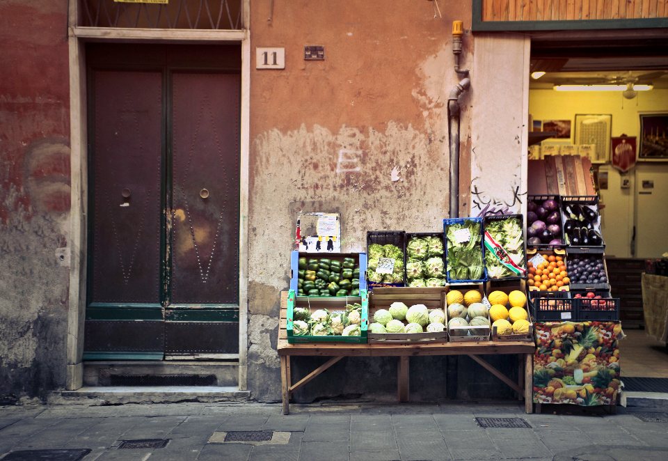 Épicerie de quartier avec étal de fruits et légumes