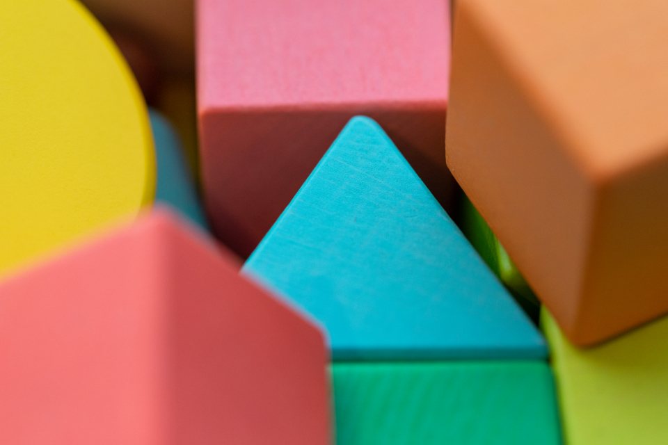 Cubes de construction en bois colorés pour jeunes enfants