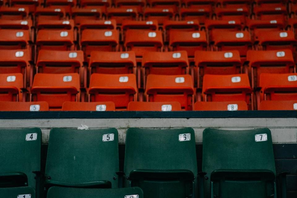 Rangées de sièges numérotés dans une salle de spectacle