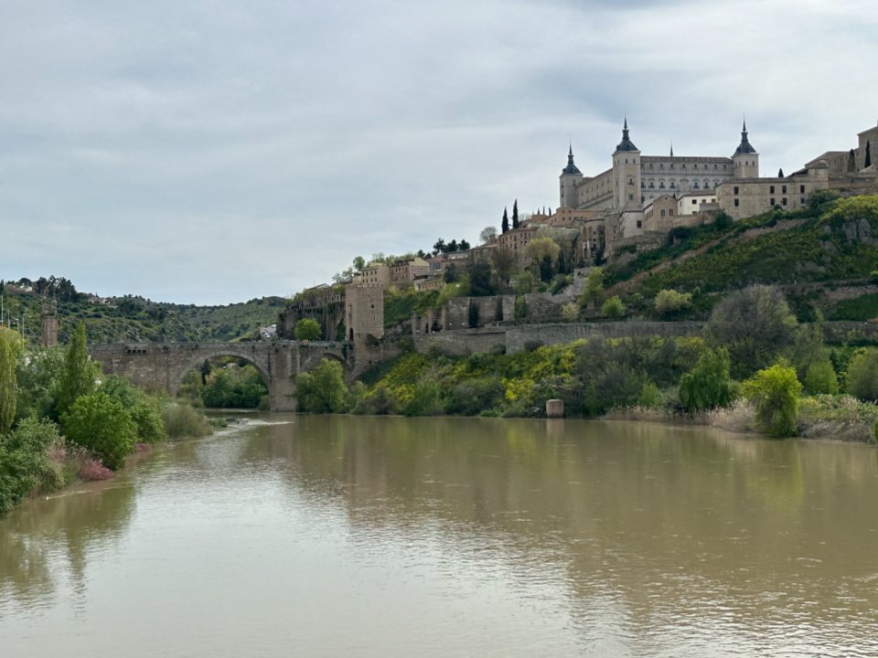 Monument fortifié dominant une boucle de rivière