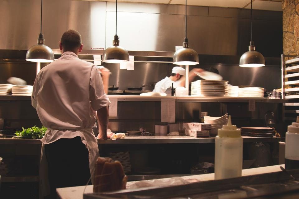 Cuisine professionnelle de restaurant en plein service